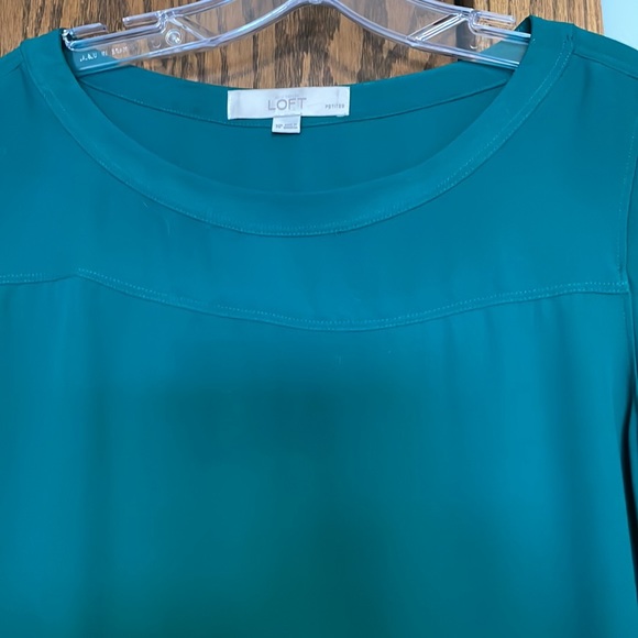 Beautiful green blouse. Like new condition! - Picture 4 of 5